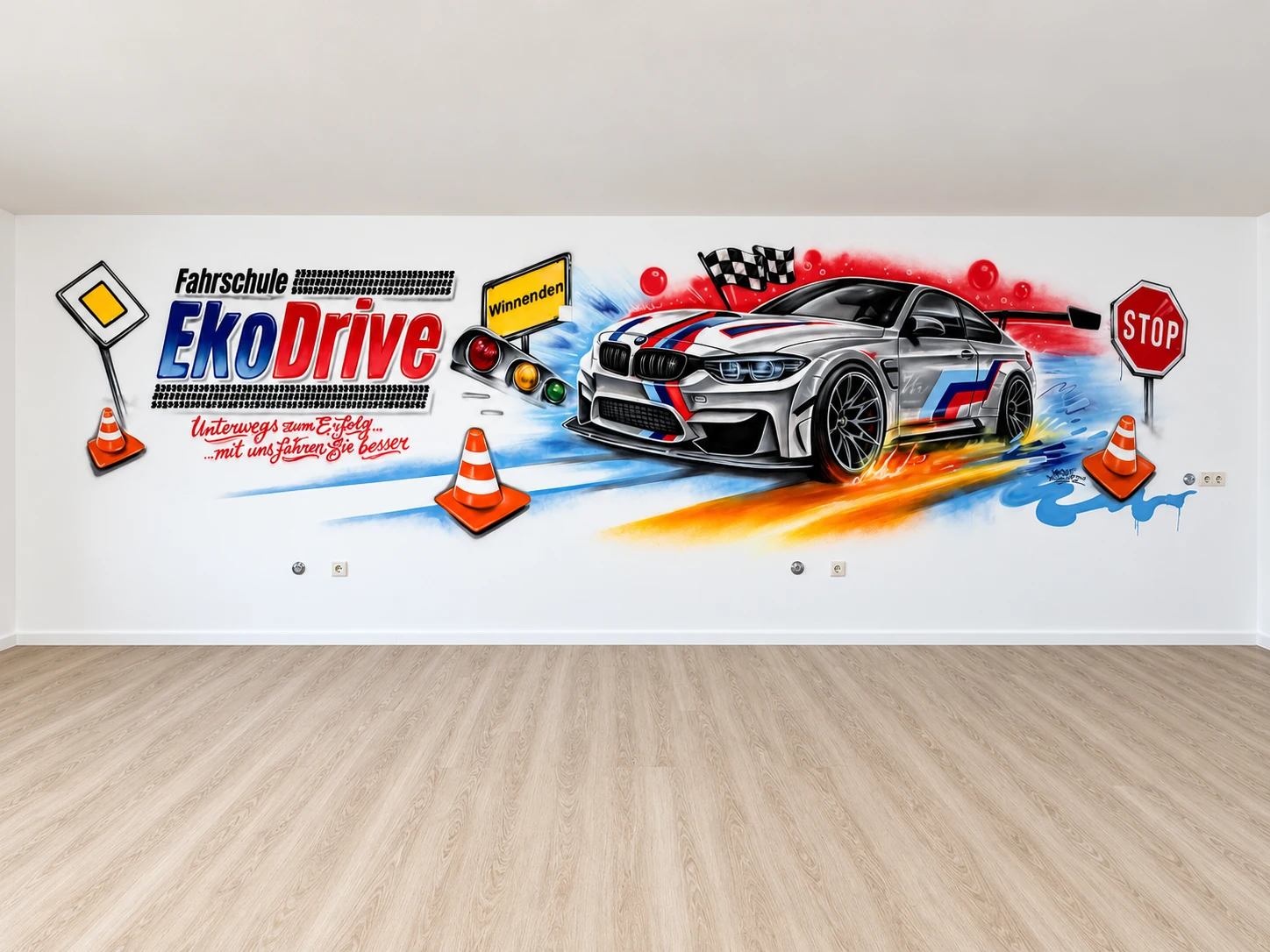 EkoDrive-Wandgestaltung mit Rennwagen, Logo und Verkehrsmotiven